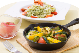 夏野菜の焼きカプレーゼと大葉と鮭のジェノベーゼ風冷製パスタ